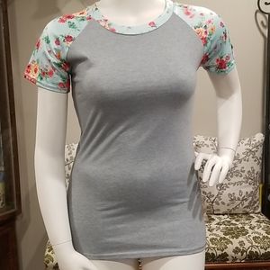 Moking top size large gray with flower print sleev